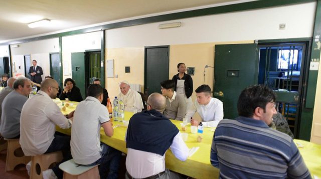 El Papa Francisco almorzó con 100 presos en una cárcel de Milán