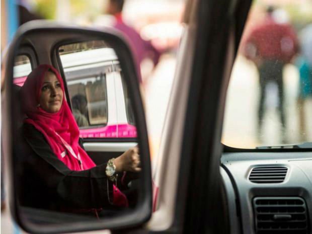 El taxi rosa de Pakistán que pretende prevenir el acoso sexual