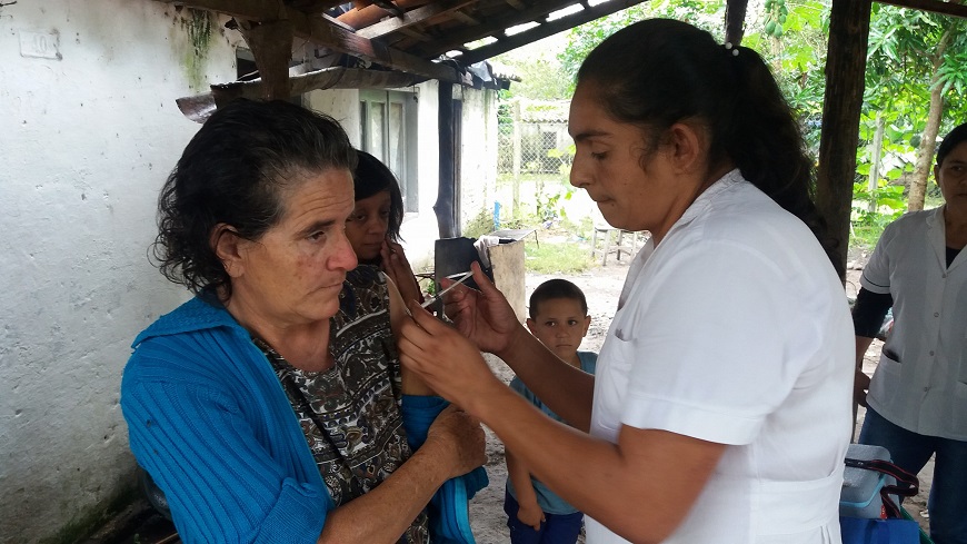 Misiones: Equipos de salud asisten a población de zonas inundadas