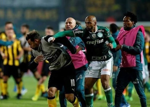 CONMEBOL suspende a Felipe Melo y a tres jugadores de Peñarol por su pelea en la Copa Libertadores