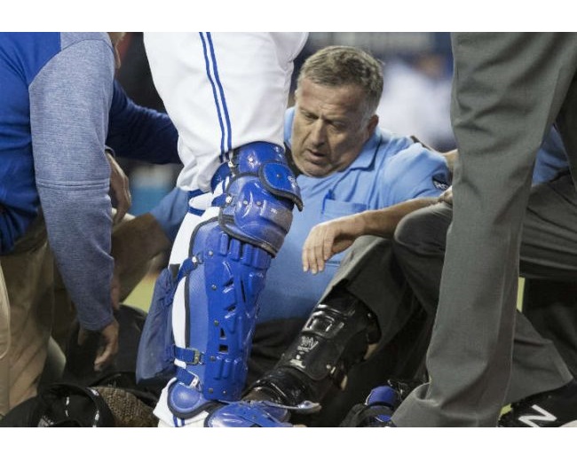 Un árbitro de béisbol sufrió una conmoción cerebral tras recibir un violento pelotazo
