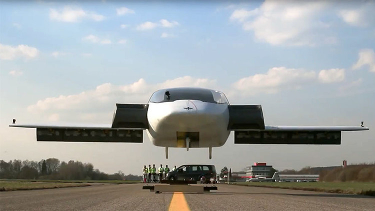 Video: Ya prueban el primer ‘coche volador’
