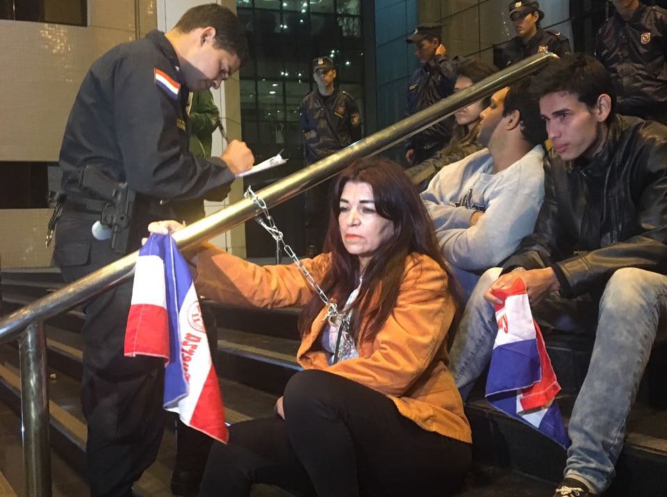 Ciudadanos se encadenan frente al Congreso