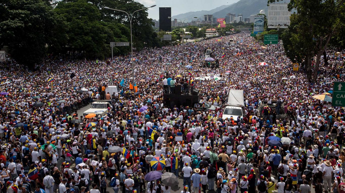 Henrique Capriles encabezó la multitudinaria marcha número 50 contra Maduro en Venezuela