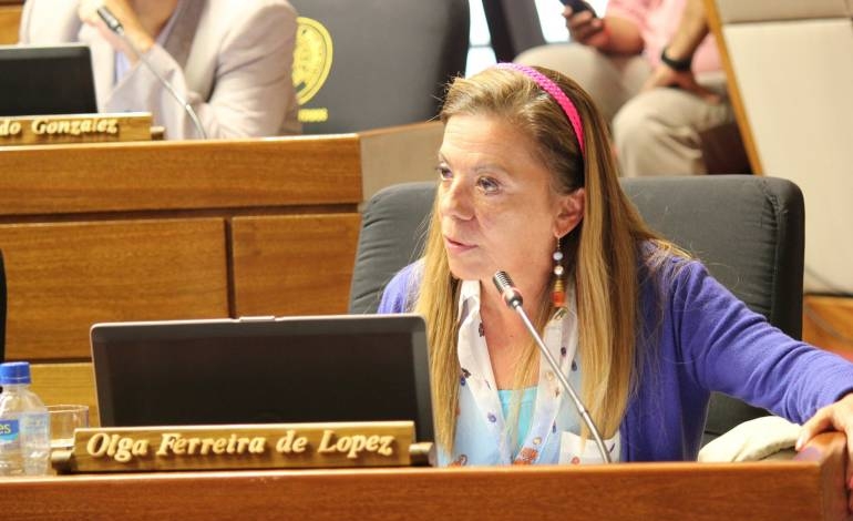 Denuncian que diputada Olga Ferreira “arrea” a funcionarios a que junten firmas para su Movimiento