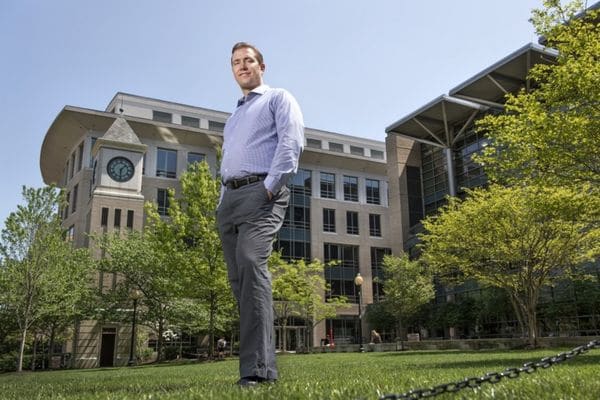 De ladrón de bancos a profesor de Georgetown, la increíble historia de Shon Hopwood