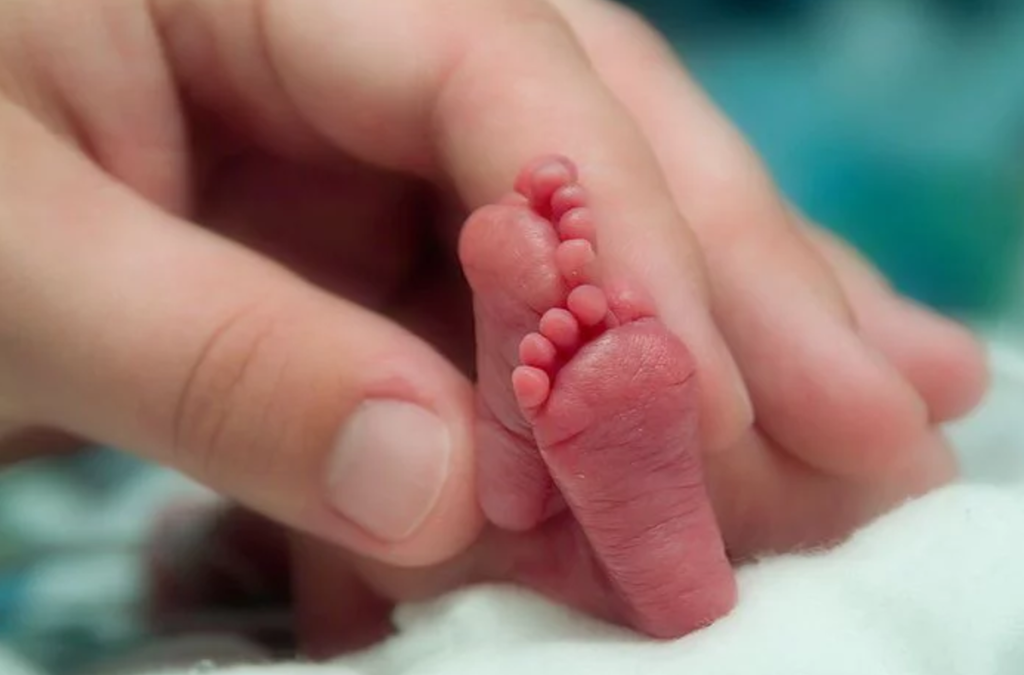 Nacimiento artificial de un bebé, una batalla entre lo natural y lo postizo