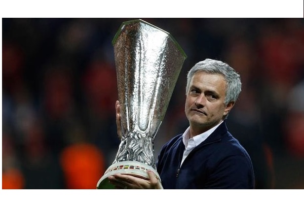 Mourinho, tras ganar la Europa League: “Cambiaríamos esta copa por la vida de las víctimas en Manchester”