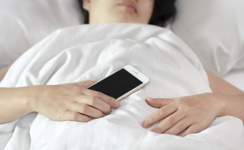 La razón por la que no debes dormir junto a tu celular