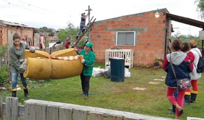 Más de mil familias afectadas por las inundaciones siguen en distintos refugios