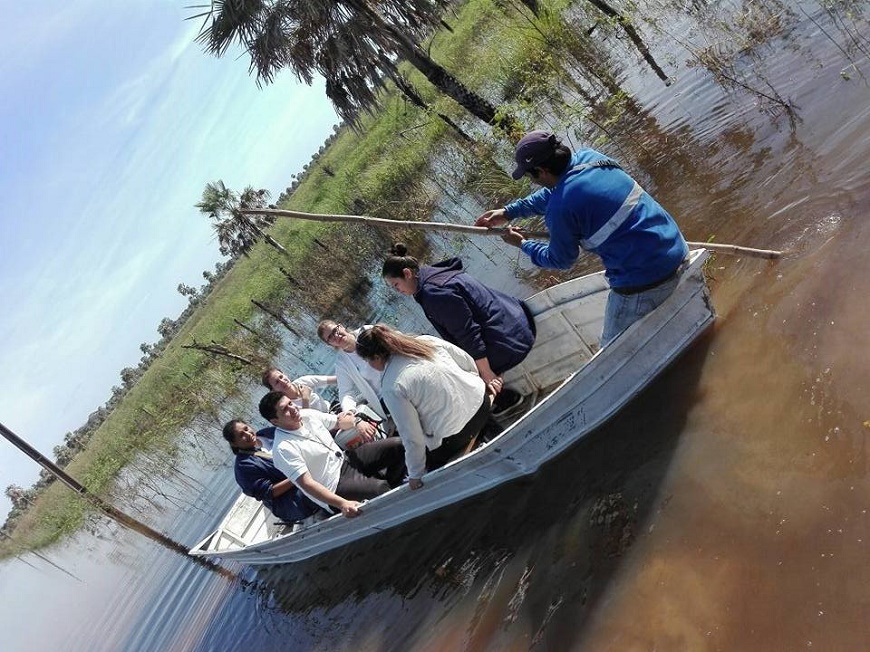 En canoa se trasladan para vacunar a familias instaladas en zonas inundables