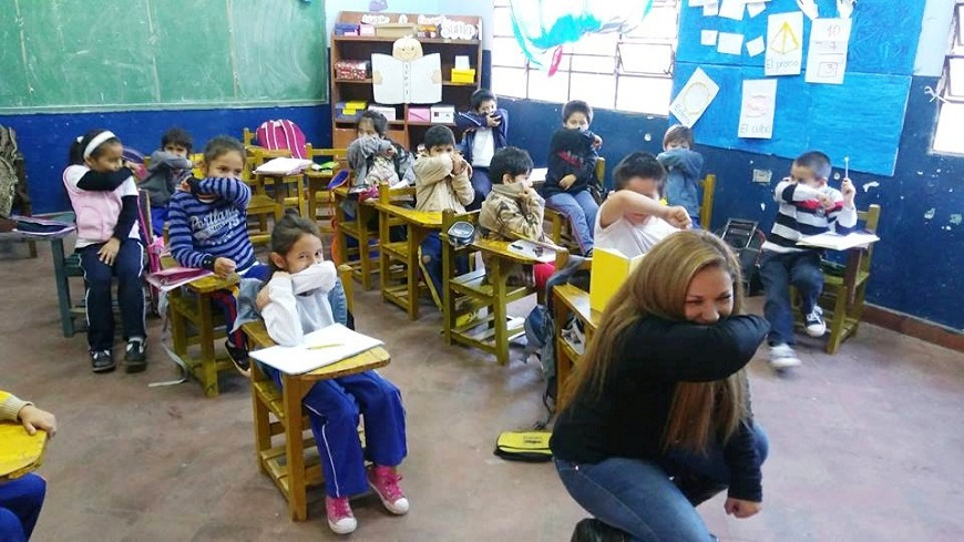 Enseñan la “etiqueta de la tos” en escuelas de Lambaré