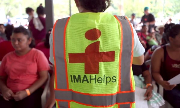 Médicos de IMAHelps brindan atención médica gratuita