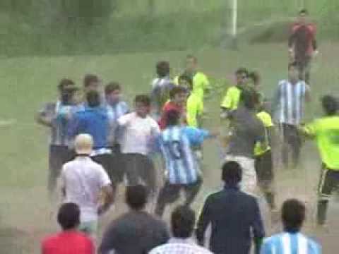 Murió un jugador tras pelea en una cancha de fútbol