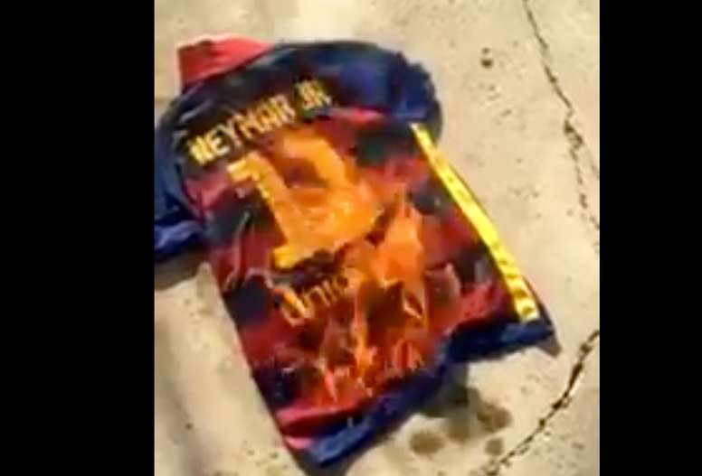 Hinchas del Barcelona quemaron la camiseta de Neymar