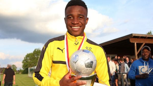 Borussia Dortmund hizo debutar a su “Messi africano de 12 años” en la categoría sub-17