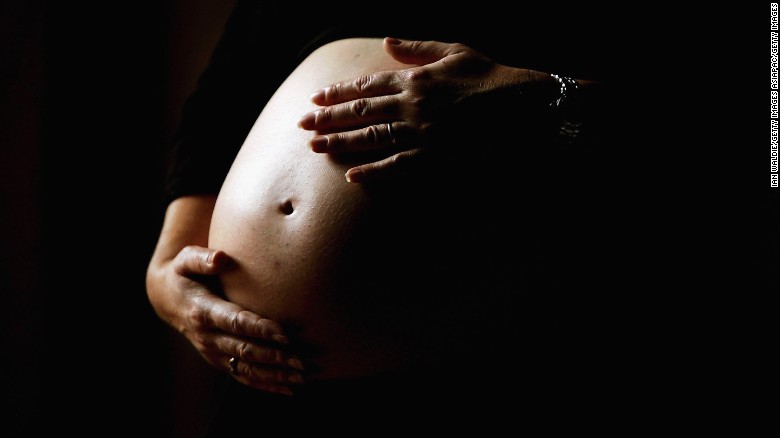 ¿Está bien que las embarazadas tengan un consumo leve de alcohol?