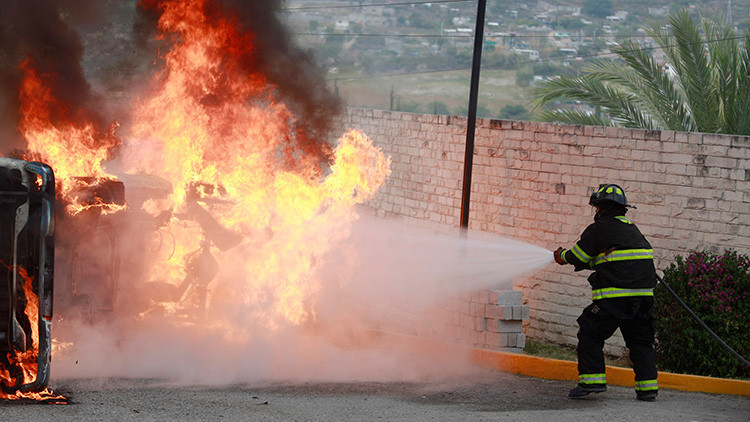 VIDEO: Se incendió autobús que transportaba a un club del fútbol mexicano