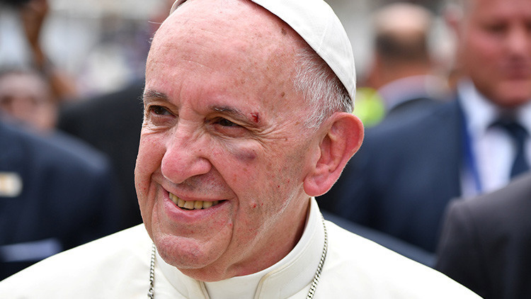 El golpe del Papa en el papamóvil