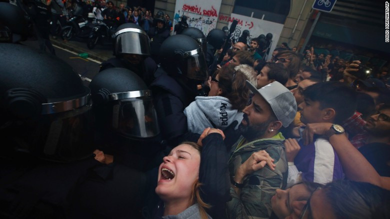 Caos en Cataluña: decomisos, enfrentamientos y votos en referéndum independentista