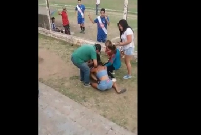 Dos mujeres y un futbolista: Chicas se pelean en pleno partido de fútbol por un jugador