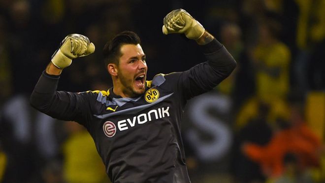 La hilarante superstición del portero Roman Bürki con el Borussia Dortmund antes del inicio de cada partido