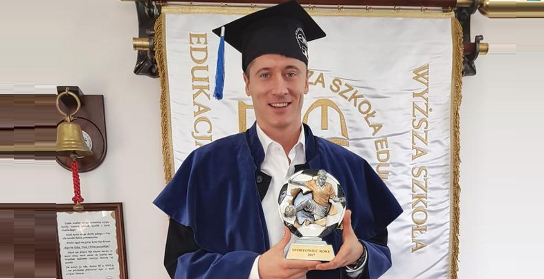 Lewadowski se graduó y su tesis fue sobre su propia carrera