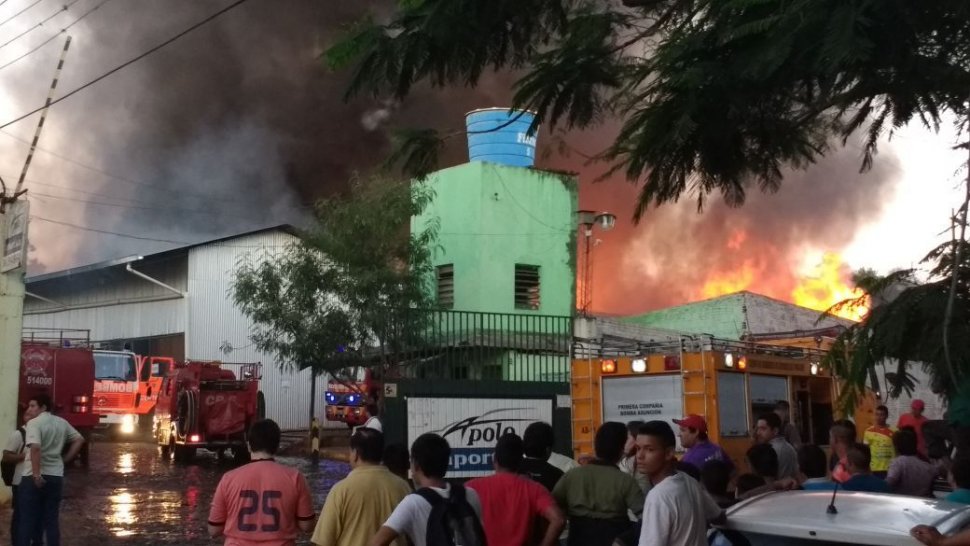 Continúan labores de extinción de fuego en depósito de Fernando de la Mora