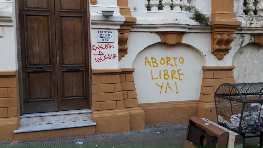 “Pido disculpas, pero no me parece muy violento”, dice organizadora del #25NPY sobre graffitti en iglesia