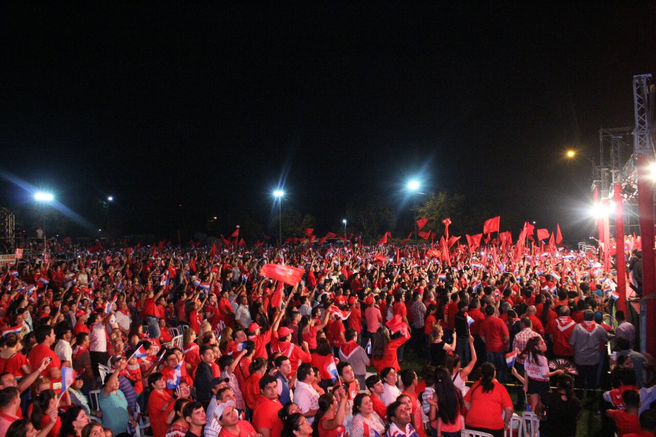 Candidatos colorados ante multitudes realizaron cierres de campaña