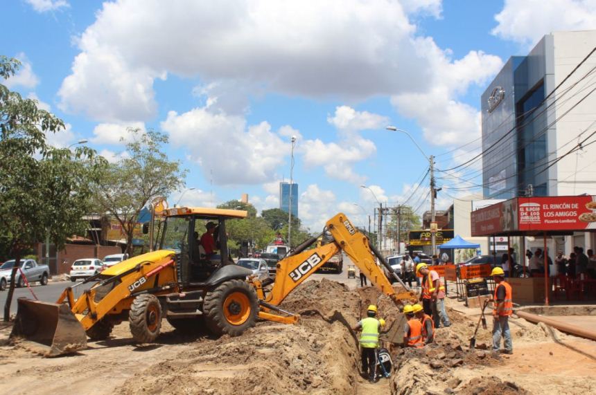 Comercios no pagan conexiones y utilizan una cuneta como desagüe cloacal