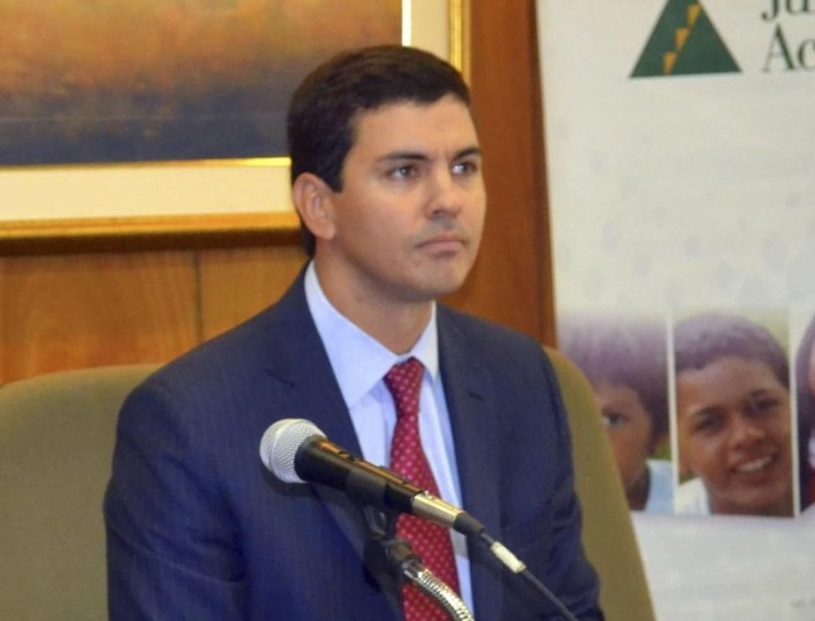 Critican silencio de Santiago Peña sobre otorgamiento de “favores” en entes públicos