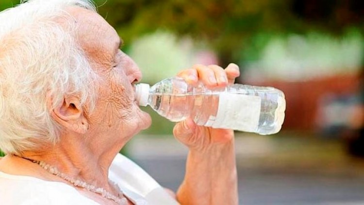 Para no ser víctima de la ola de calor, hidrátese y utilice protección solar