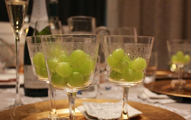 Por qué se comen 12 uvas a la medianoche y el origen de otras tradiciones de Año Nuevo