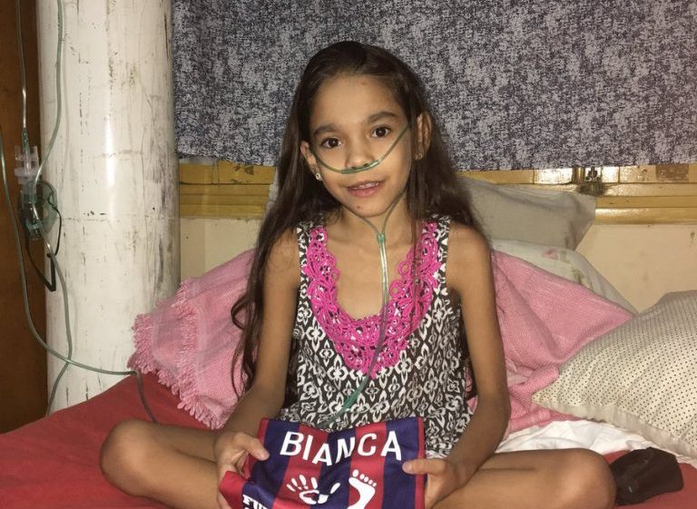 Niña de 10 años requiere una mochila de oxígeno