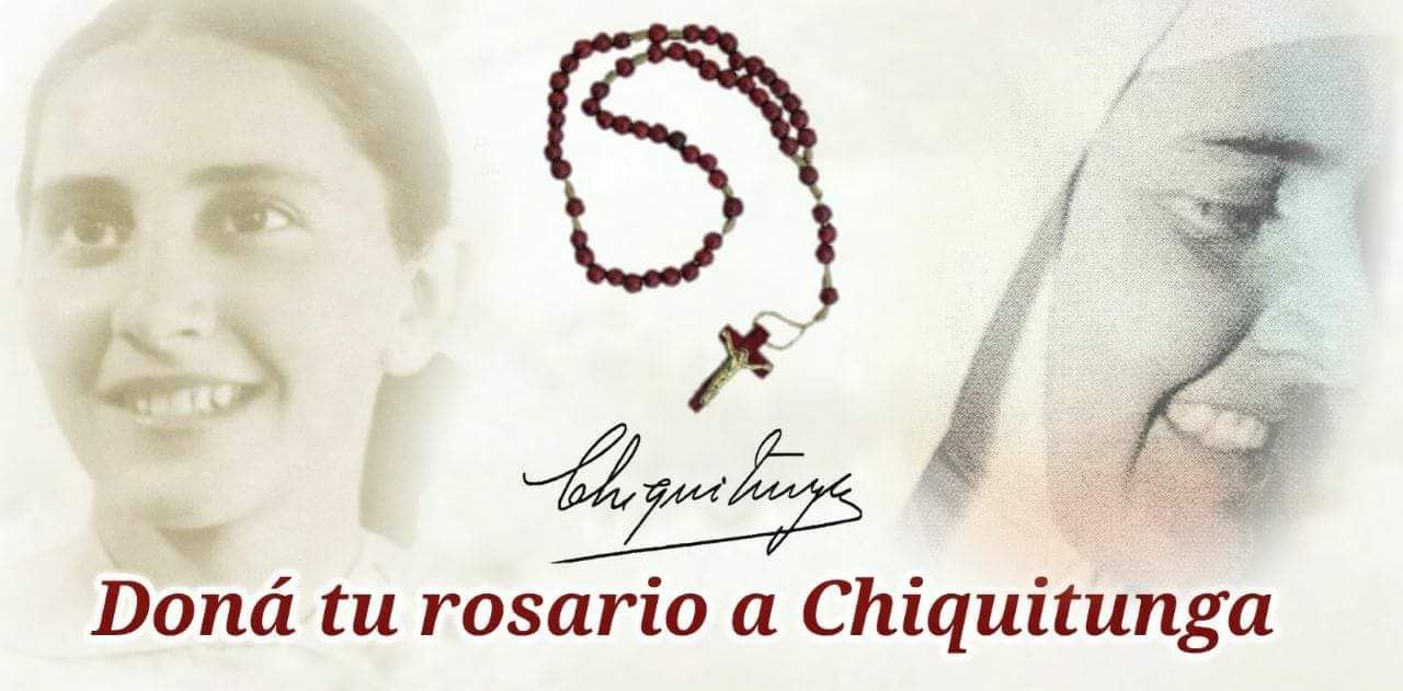 Un retablo de ñandutí con rosarios y la cara de Chiquitunga