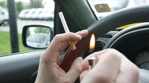 Médicos españoles solicitan normativa que prohíba fumar mientras se conduce