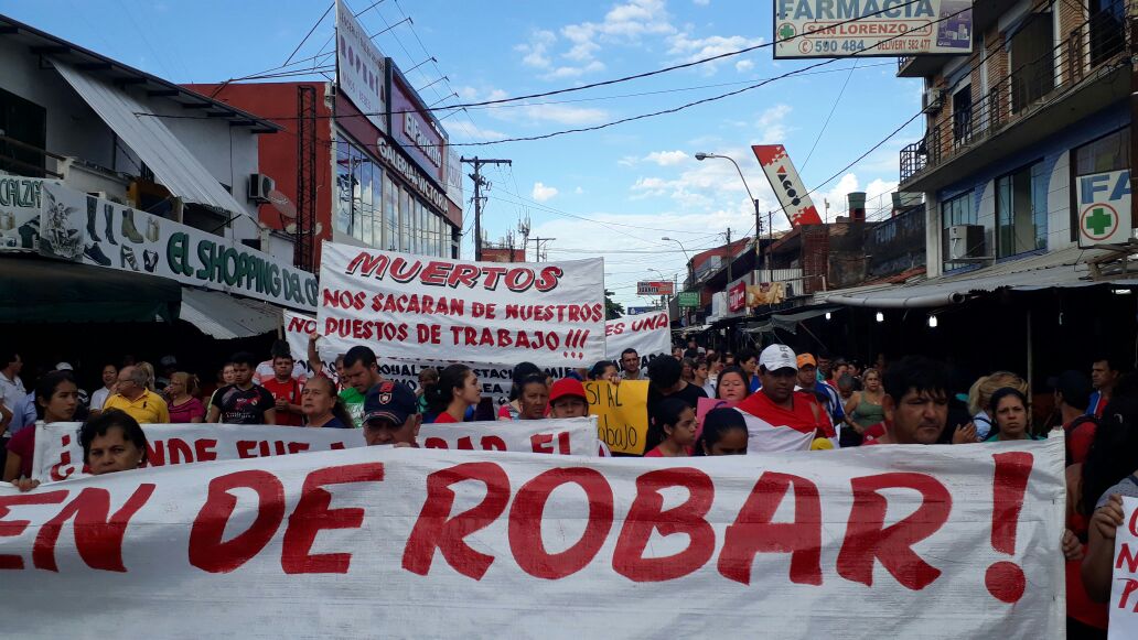 Vendedores protestan contra el desalojo en el Mercado de San Lorenzo