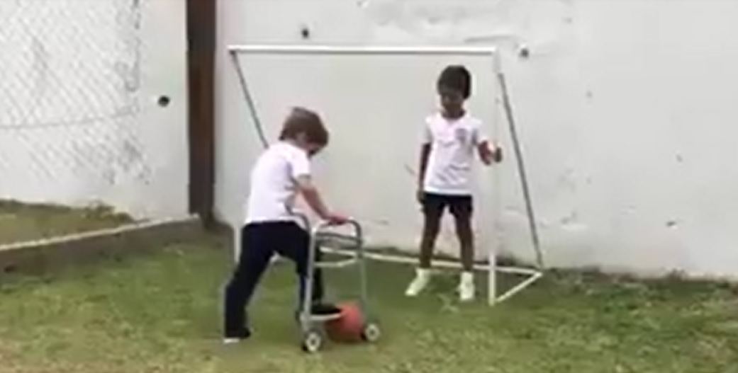 Conmovedor: Niño juega fútbol con su amigo que sufre de problemas motrices y emocionan las redes
