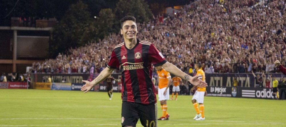 Almirón anota y se luce ante Ibrahimovic