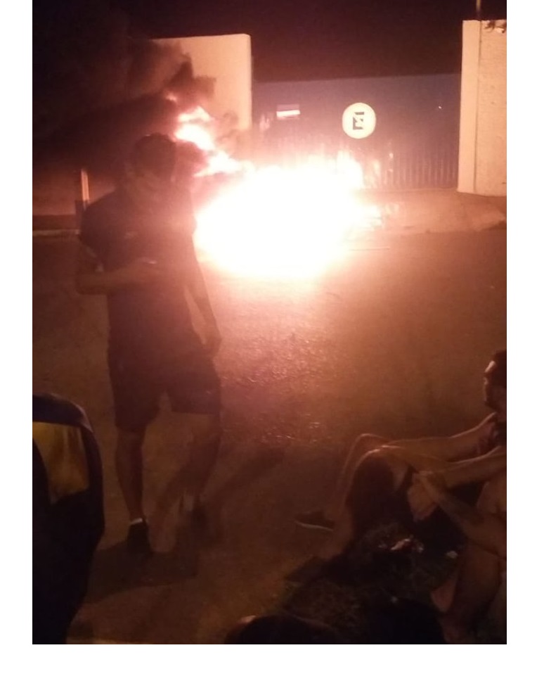 Reclamos con quema de neumáticos frente al Sportivo Luqueño por parte de barrabravas