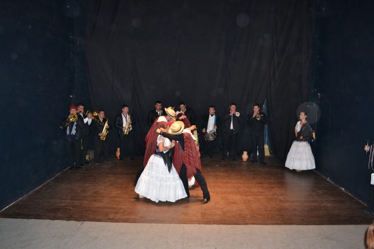 Banda y Ballet folclórico municipal en “Asaje rire”