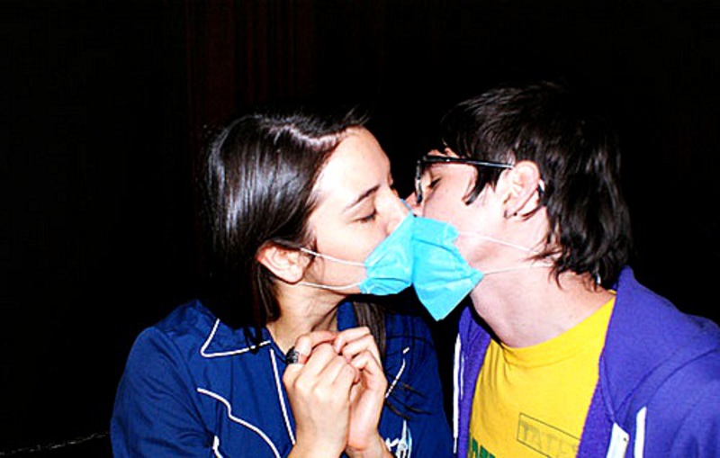 Si tu pareja está con gripe ¡no la beses!