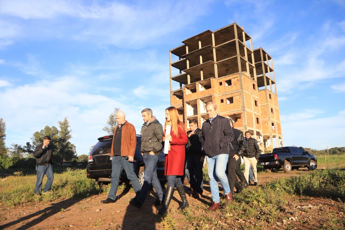 Marito Abdo recorrió complejo de Senavitat y promete más casas