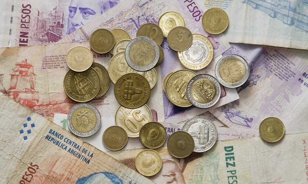 Por primera vez en toda la historia, el peso uruguayo vale más que el argentino