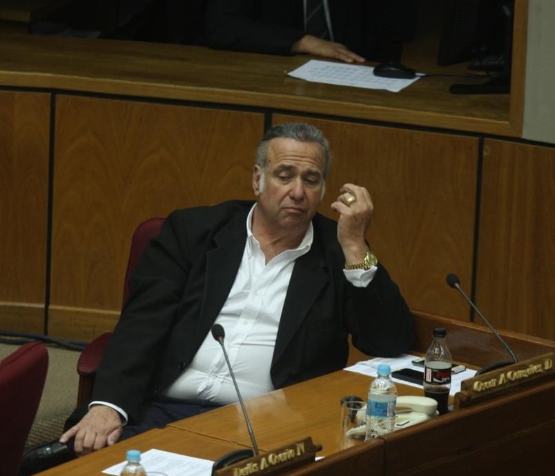Senadores juntan firmas para tratar pérdida de investidura de González Daher