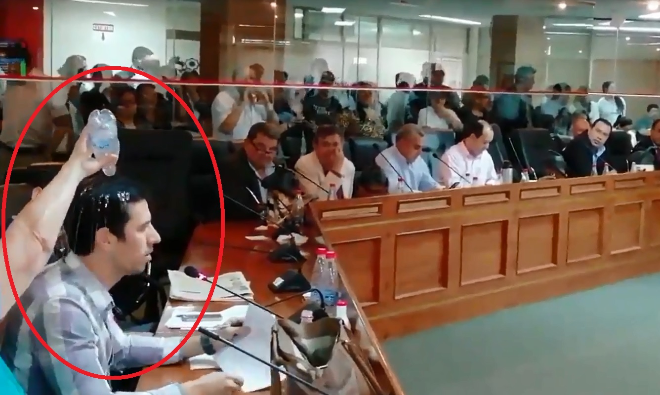 Lo bañó: Debate sobre designación irregular en Municipalidad terminó en vergonzosa reacción de concejala