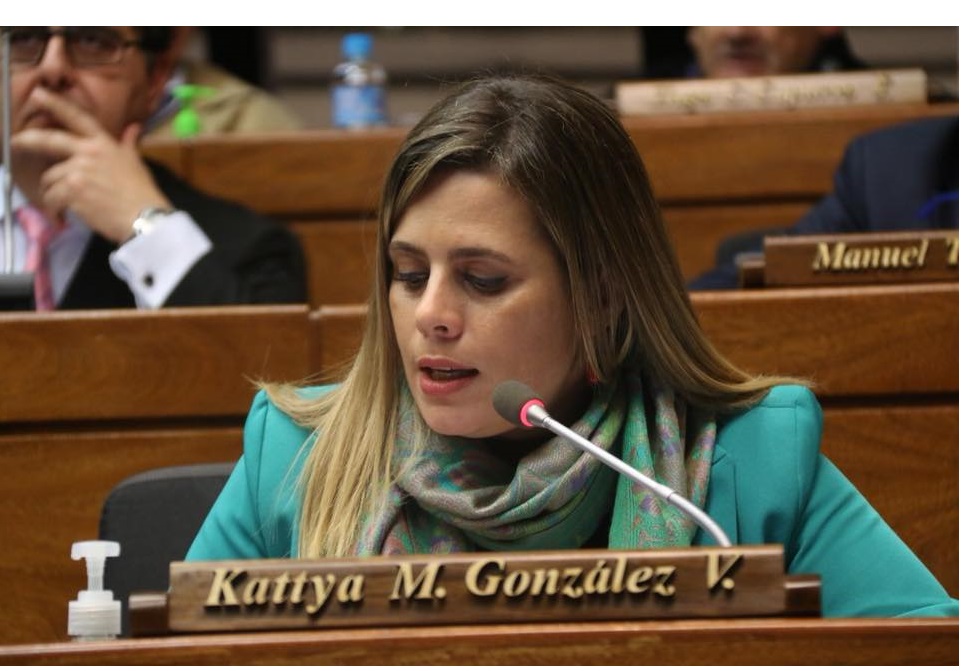 Kattya González responde a acusaciones: “Yo actué como mamá”