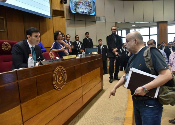 Payo Cubas pide descuento de G. 10 millones para senadores ausentes en sesión
