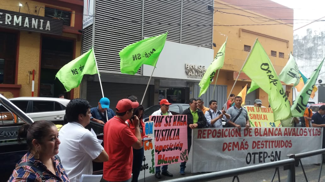Sindicalistas de OTEP se movilizan frente a sede del MEC